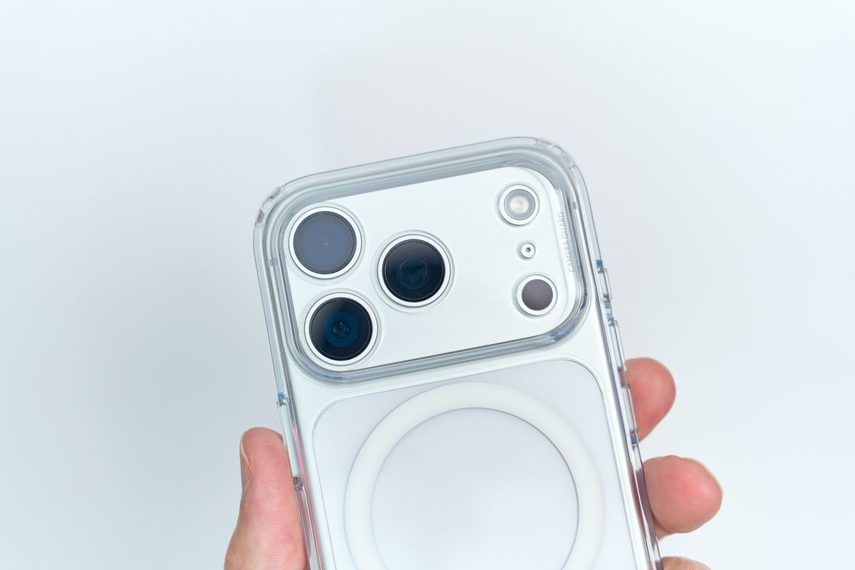 ESR Hybrid iPhone 17 Pro用ケースにiPhoneを装着して手に持っている