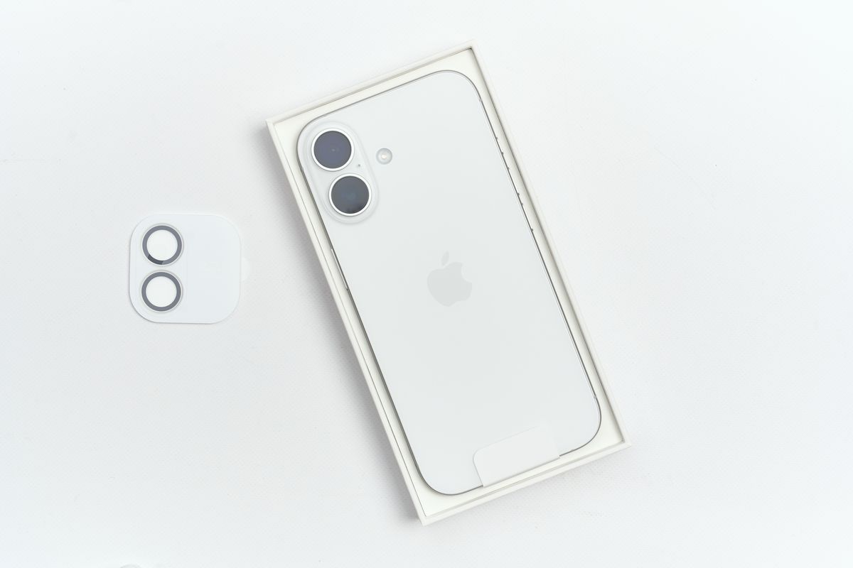 ESR UltraFit レンズフィルムとiPhone 17を並べている
