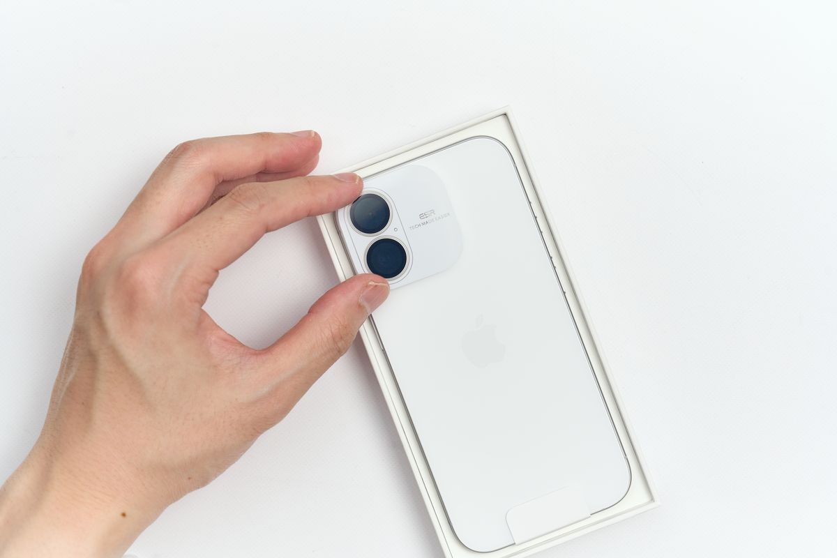 iPhone 17にESR UltraFit レンズフィルムを貼り付けている