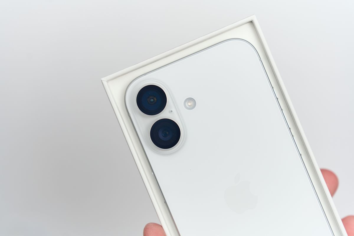 ESR UltraFit レンズフィルムを貼り終えたiPhone 17