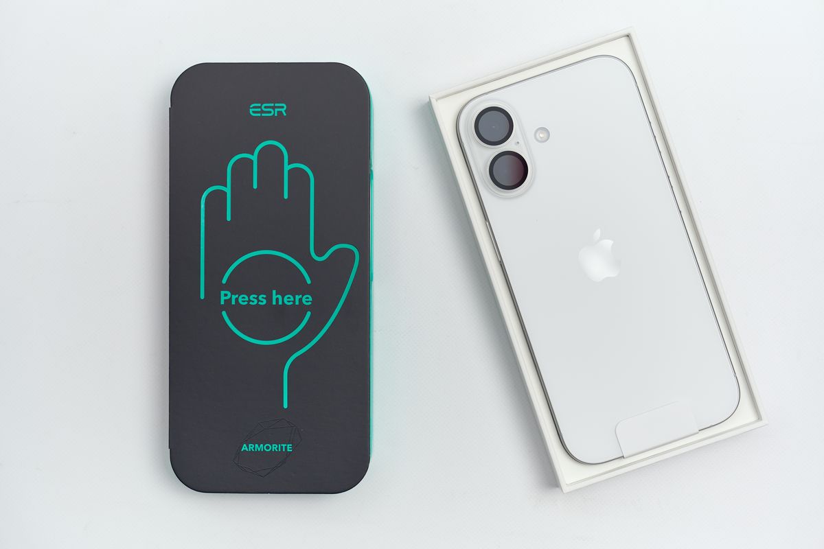 ESR UltraFit ガラスフィルムとiPhone 17を並べている