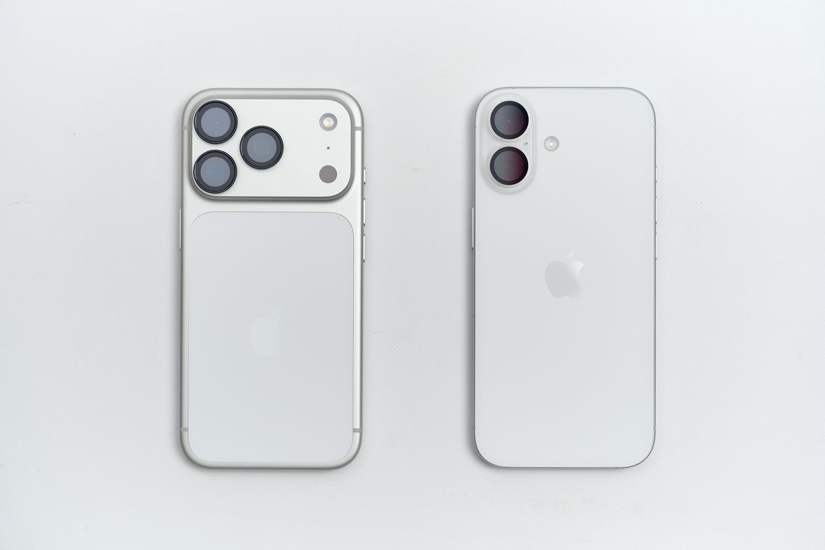 ESR UltraFit レンズフィルムを貼ったiPhone 17 ProとiPhone 17を並べている