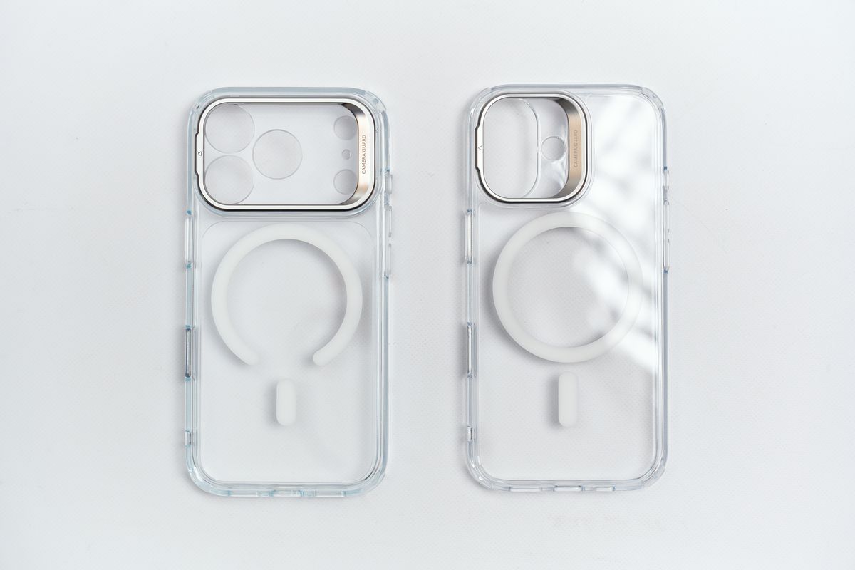 ESR Classic iPhone 17 Pro用ケースとESR Classic iPhone 17 用ケースのクリアを並べている