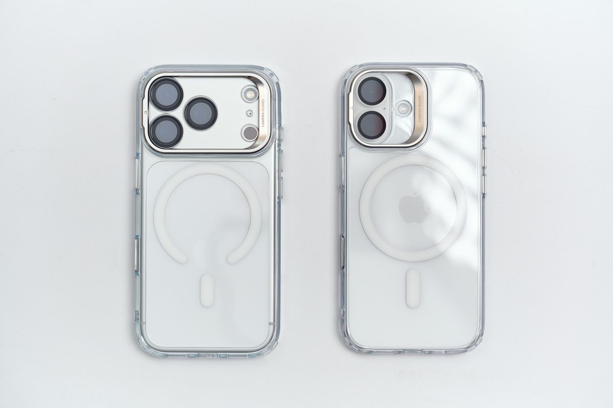 ESR Classic iPhone 17 Pro用ケースとESR Classic iPhone 17 用ケースのクリアにそれぞれiPhoneを装着して並べている