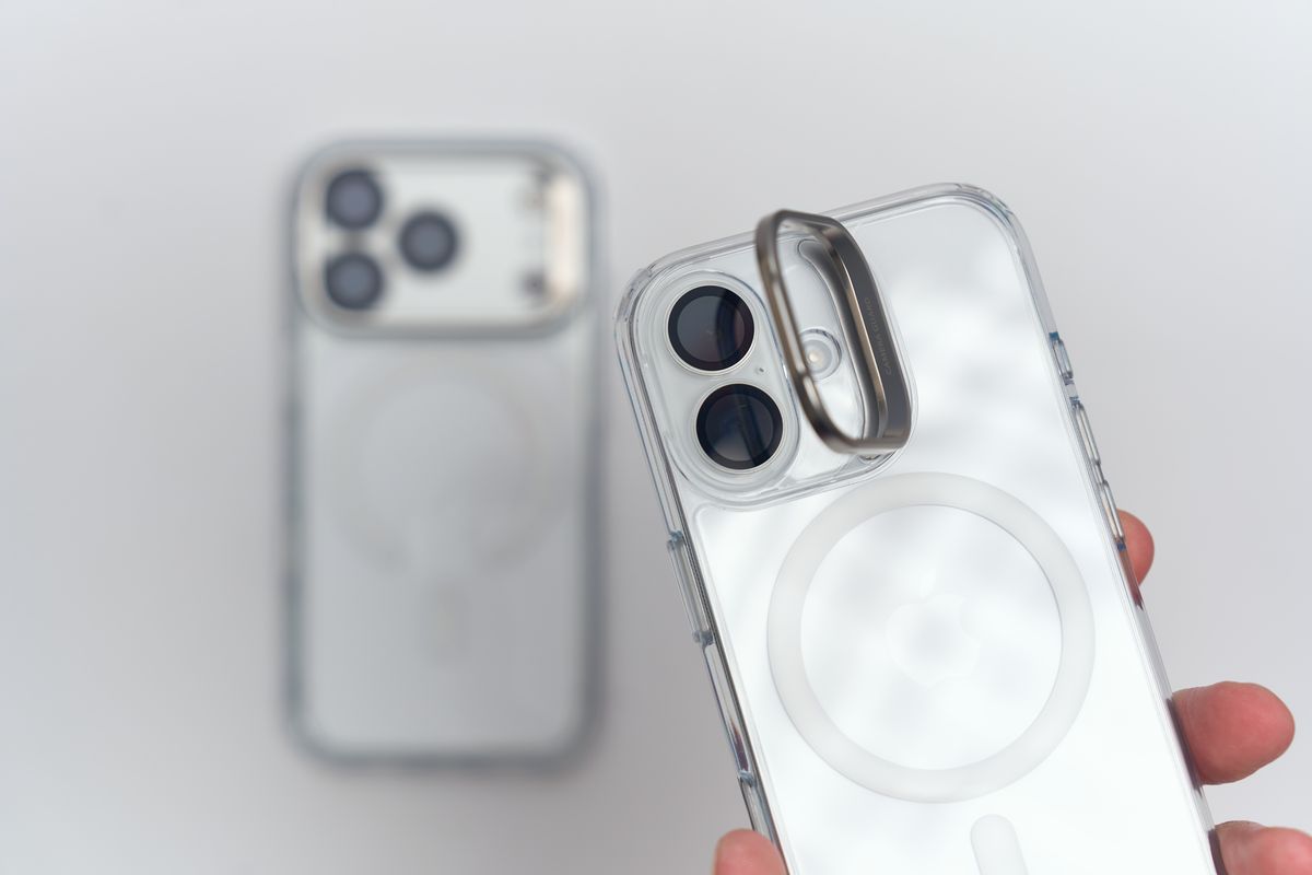 ESR Classic iPhone 17用のケースのカメラ部分の金属部を上げた