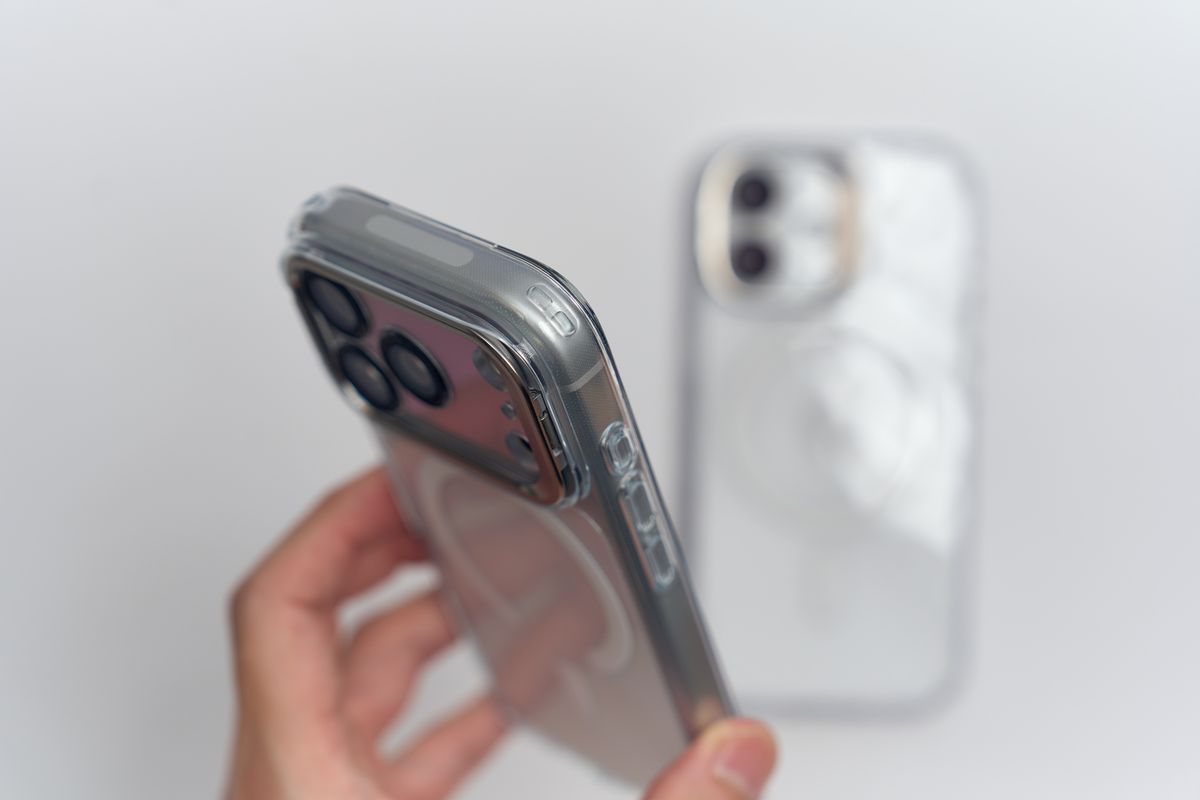 ESR Classic iPhone 17 Pro用ケースの上部の角の衝撃吸収部分