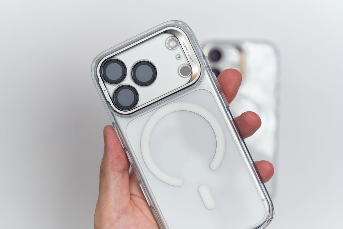 ESR Classic iPhone 17 Pro用ケースにiPhone 17 Proを装着して手に持っている