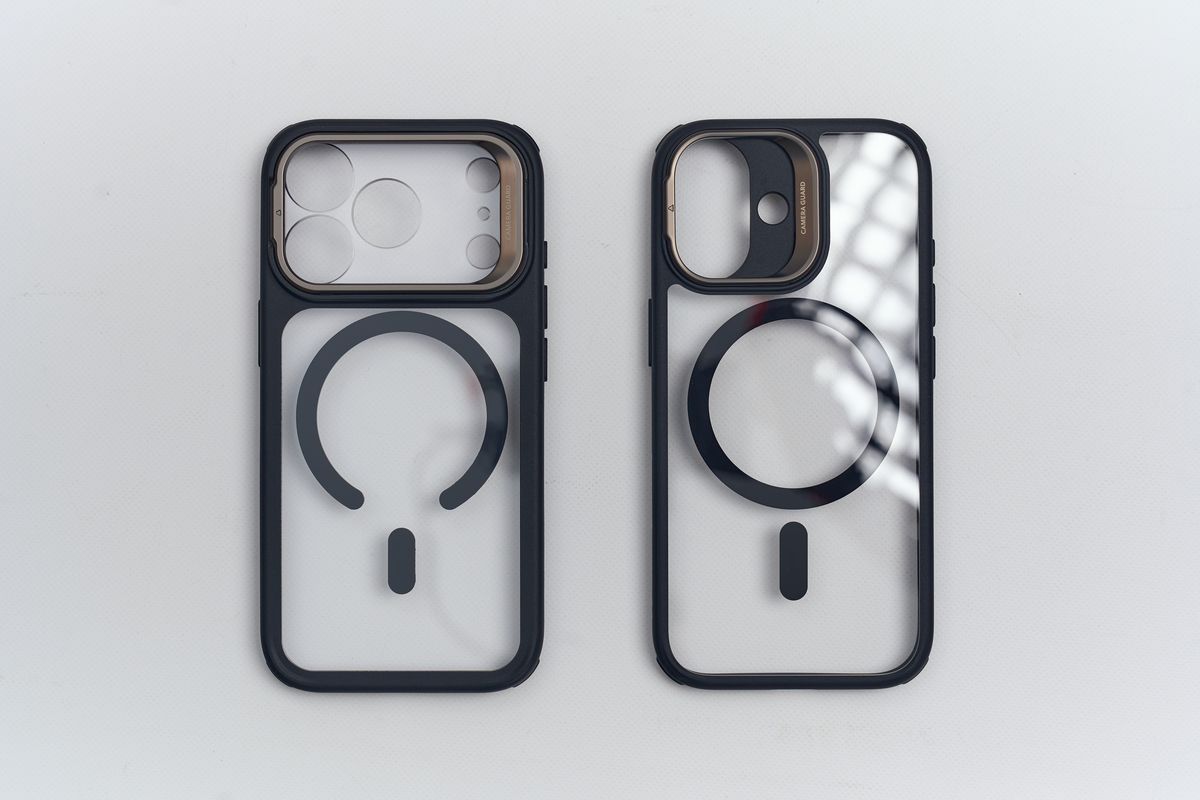 ESR Classic iPhone 17 Pro用ケースとESR Classic iPhone 17 用ケースのクリアブラックを並べている