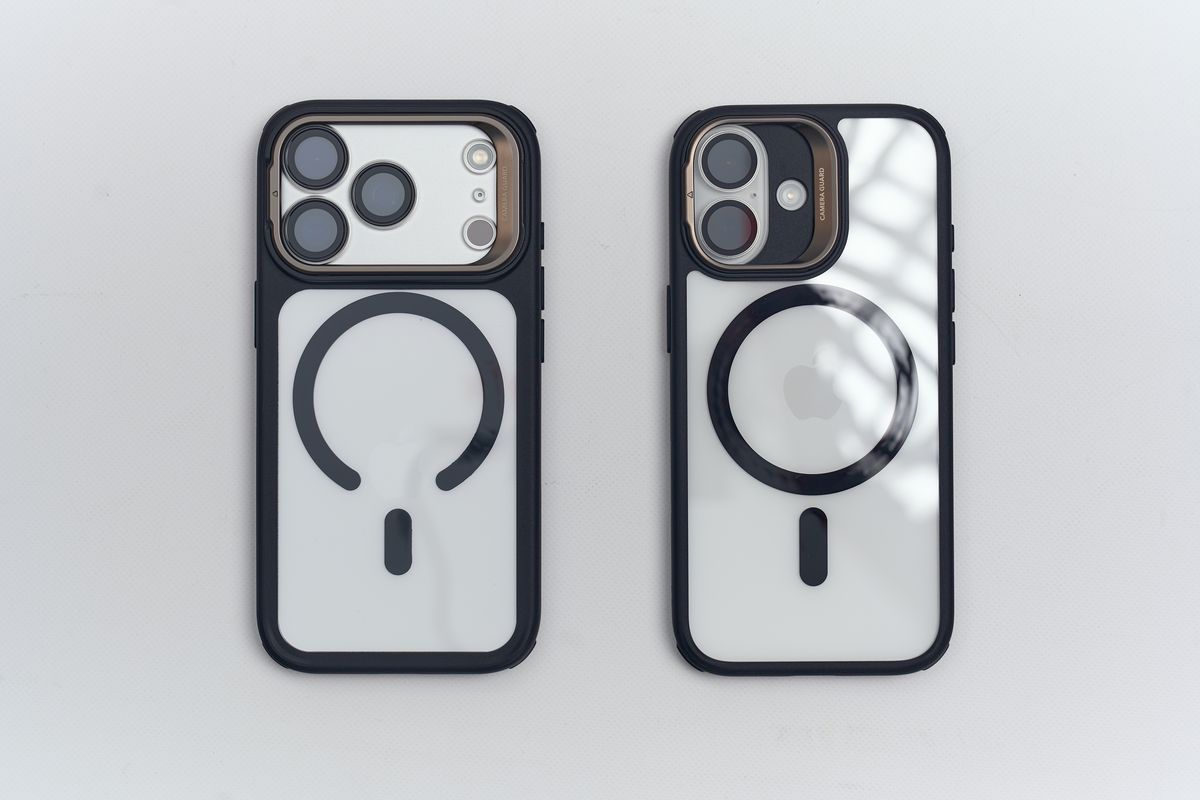 ESR Classic iPhone 17 Pro用ケースとESR Classic iPhone 17 用ケースのクリアブラックにそれぞれiPhoneを装着して並べている