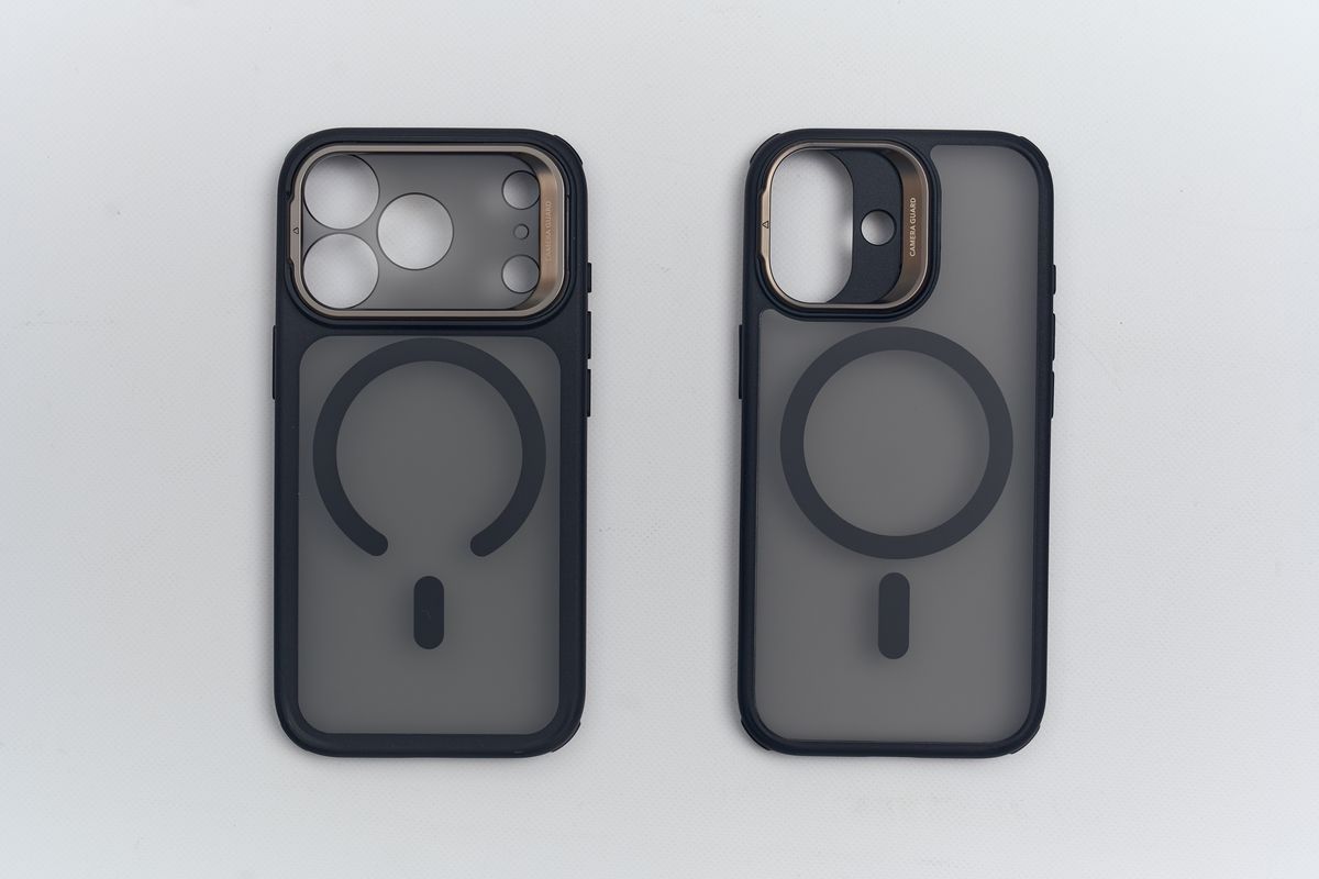 ESR Classic iPhone 17 Pro用ケースとESR Classic iPhone 17 用ケースのフロストブラックを並べている