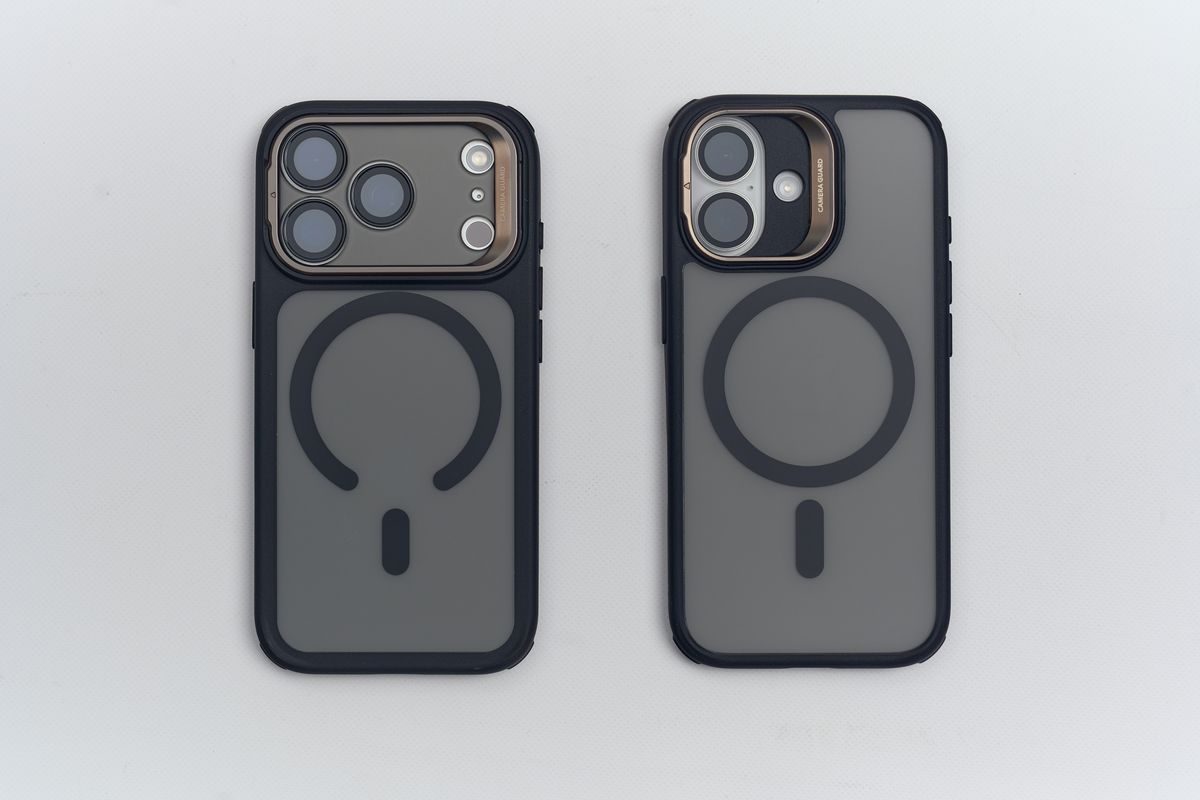 ESR Classic iPhone 17 Pro用ケースとESR Classic iPhone 17 用ケースのフロストブラックにそれぞれiPhoneを装着して並べている