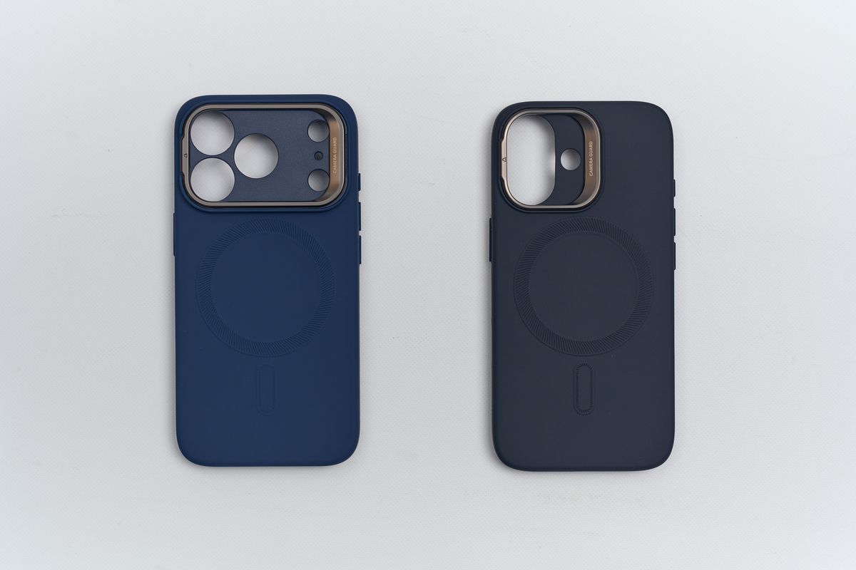 ESR Cloud iPhone 17 Pro用ケースとESR Cloud iPhone 17 用ケースを並べている