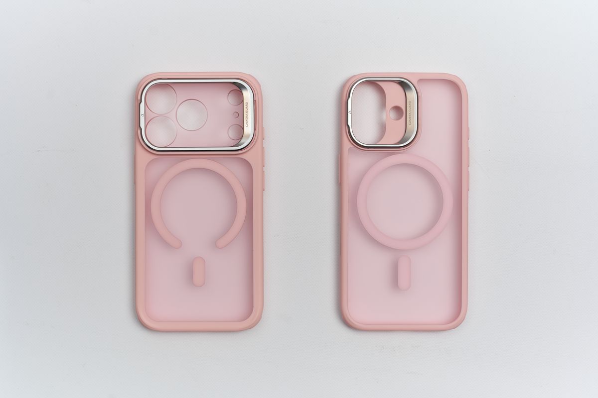 ESR Classic iPhone 17 Pro用ケースとESR Classic iPhone 17 用ケースのフロストピンクを並べている