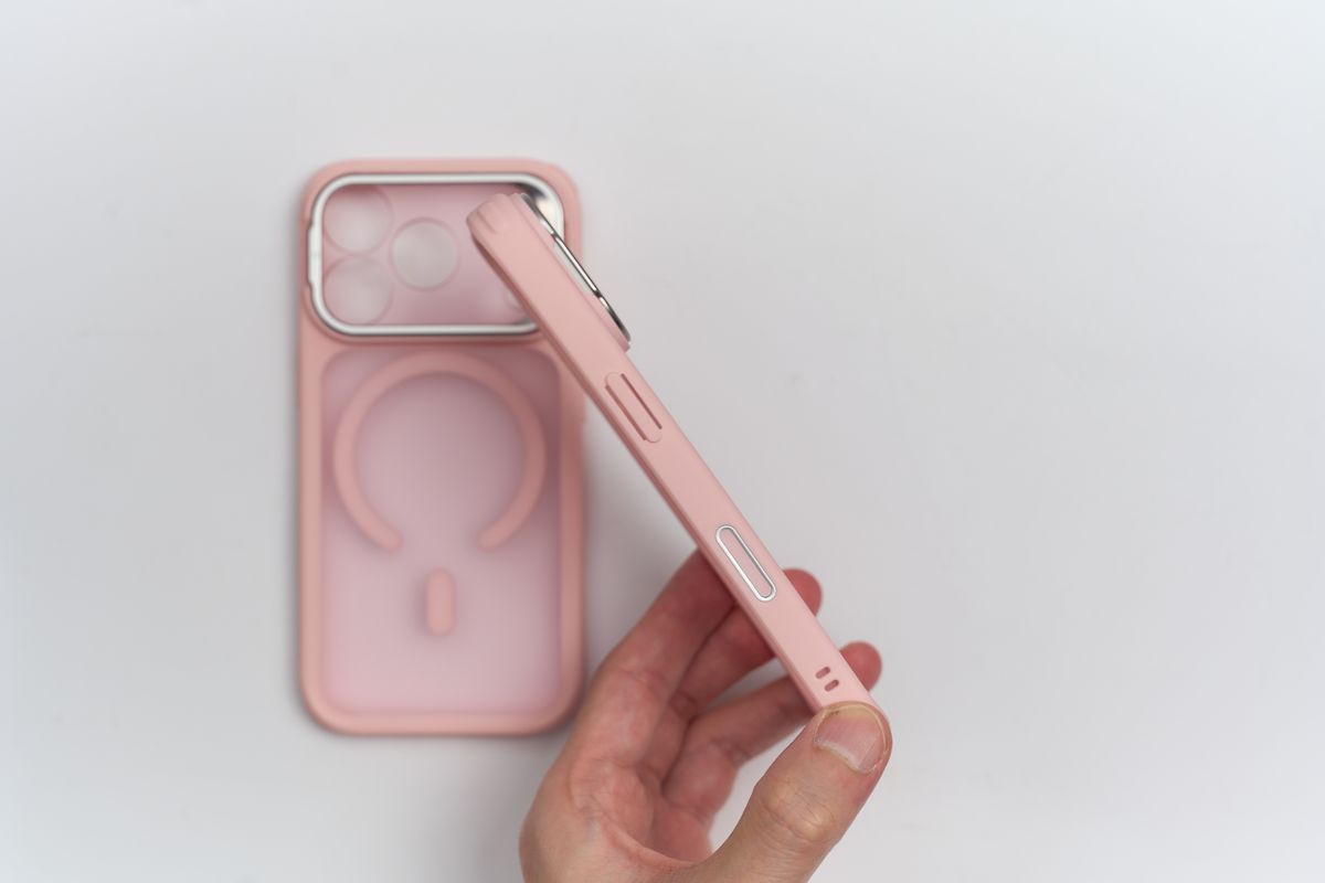 ESR Classic iPhone 17 Pro用ケースの電源ボタン側の側面