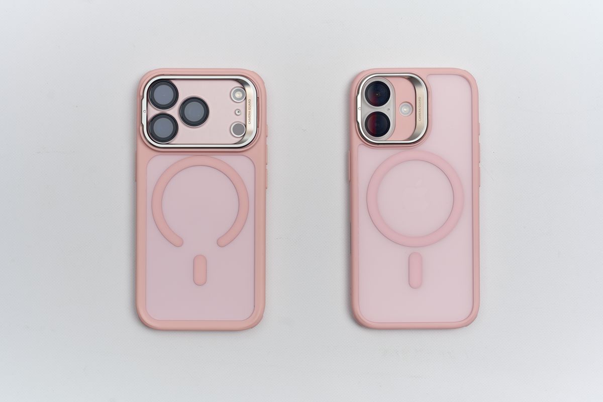 ESR Classic iPhone 17 Pro用ケースとESR Classic iPhone 17 用ケースのフロストピンクにそれぞれiPhoneを装着して並べている