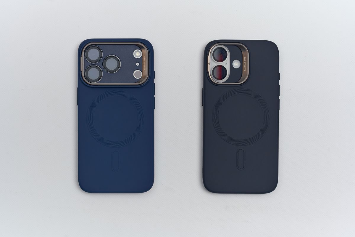 ESR Cloud iPhone 17 Pro用ケースとESR Cloud iPhone 17 用ケースそれぞれにiPhoneを装着して並べている