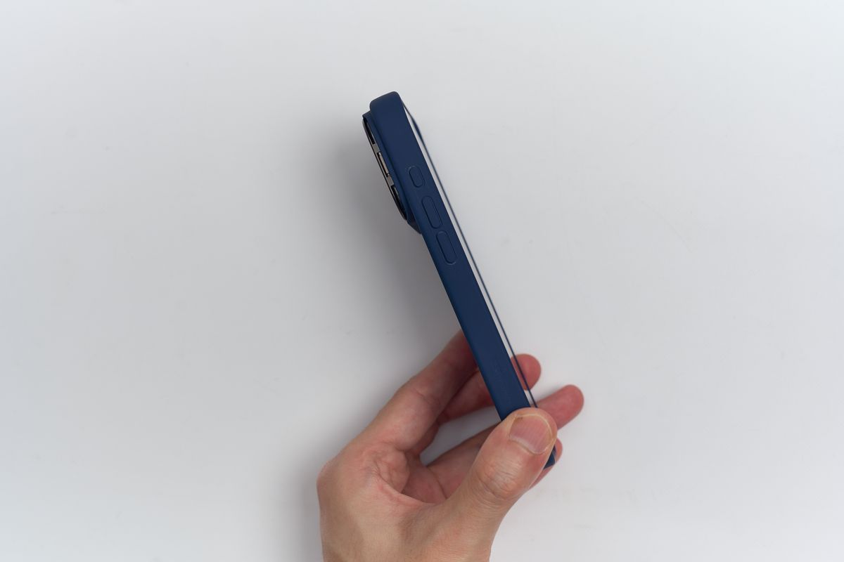 ESR Cloud iPhone 17用ケースの音量ボタンがある側面