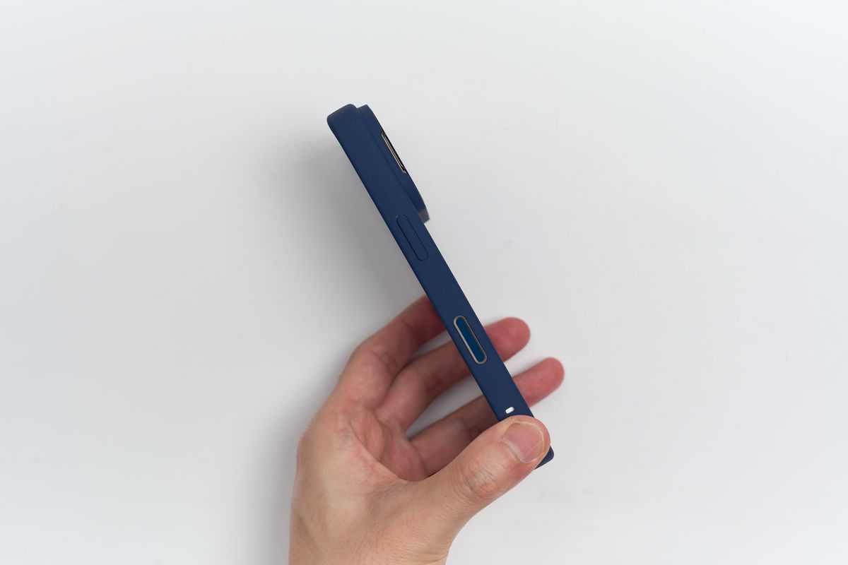 ESR Cloud iPhone 17用ケースの電源ボタンがある側面
