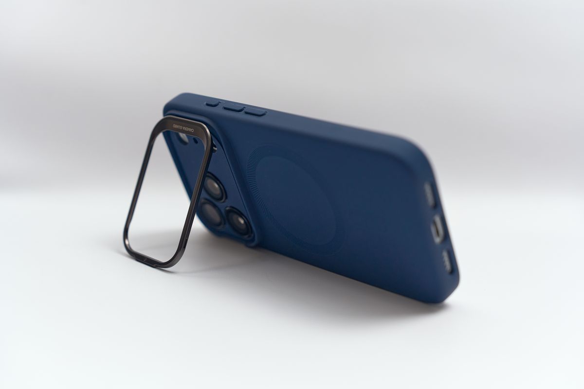 ESR Cloud iPhone 17 Pro用ケースのカメラ部分の金属を立ててスタンドにしている