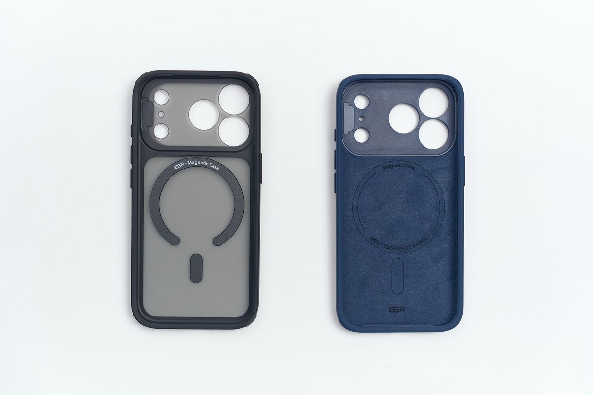 ESR Classic iPhone 17 Pro用ケースとESR Cloud iPhone 17 Pro用ケースを並べている