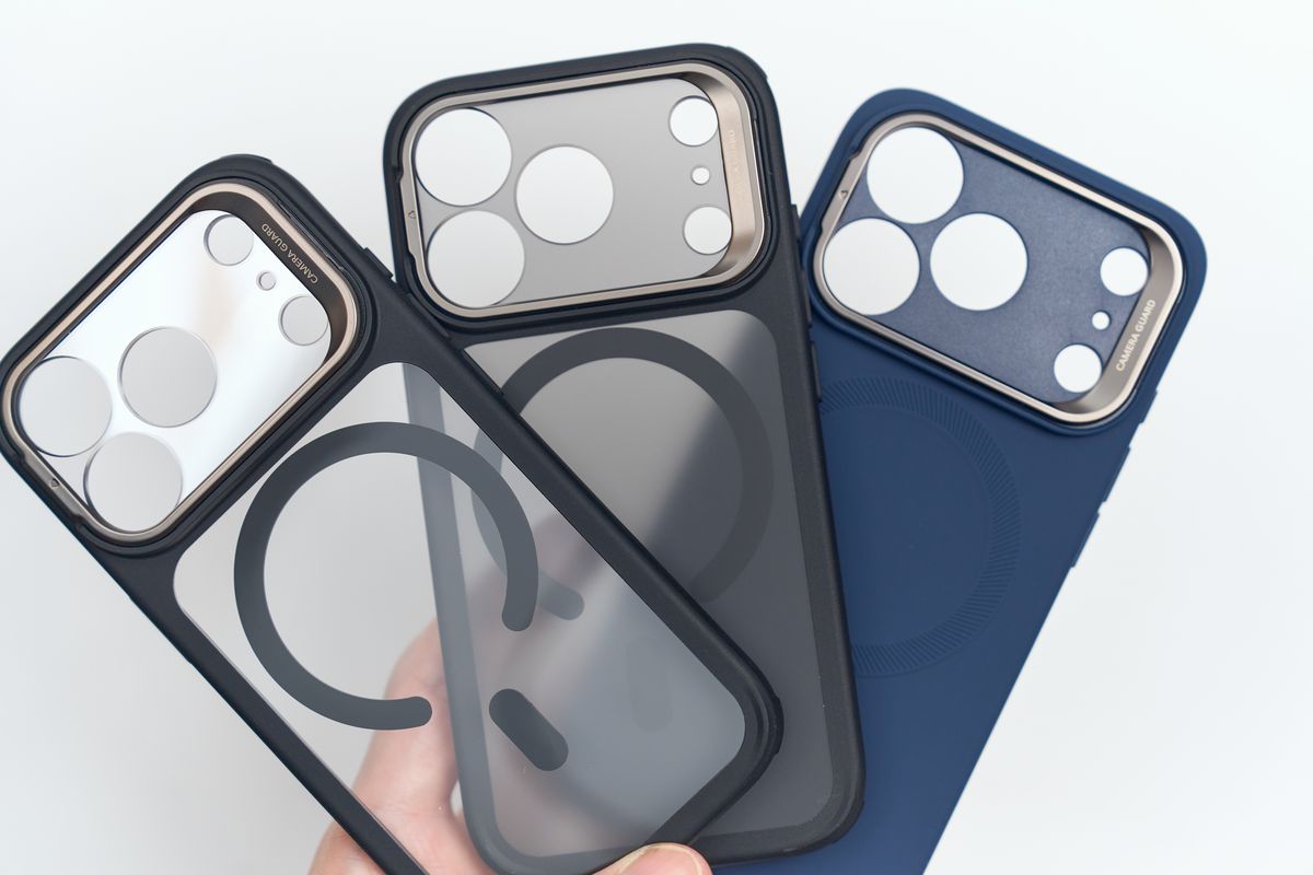 ESR Classic iPhone 17 Pro用ケースとESR Cloud iPhone 17 Pro用ケースを手に持っている