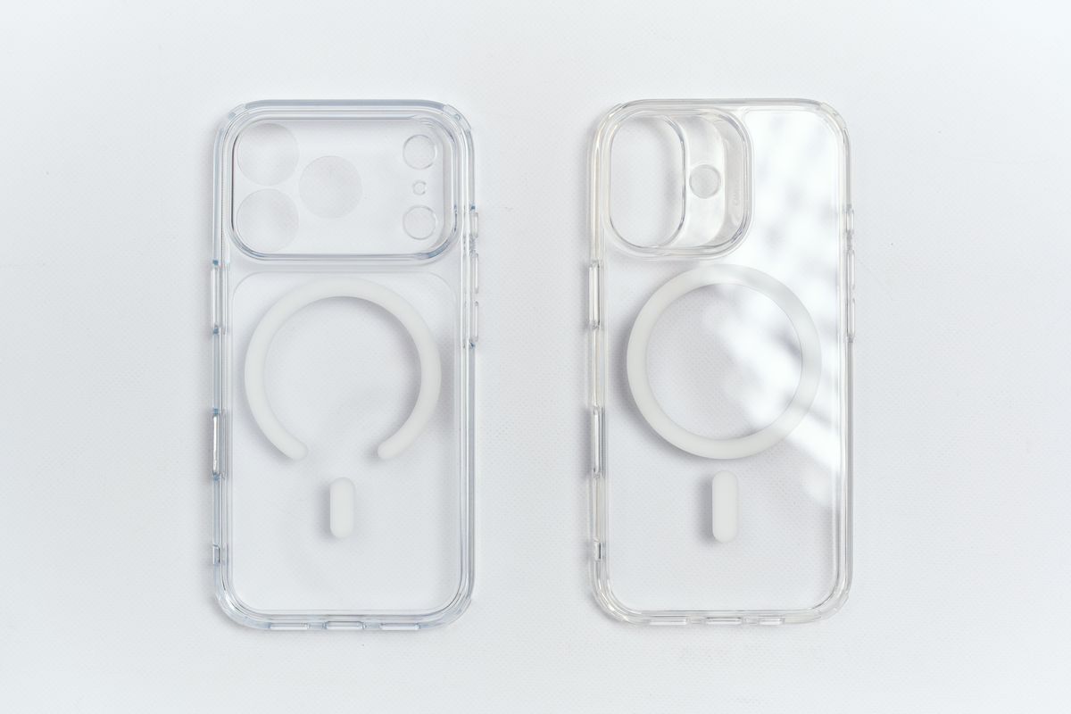 ESR Hybrid iPhone 17 Pro用ケースとESR Hybrid iPhone 17 Pro用ケースを並べている