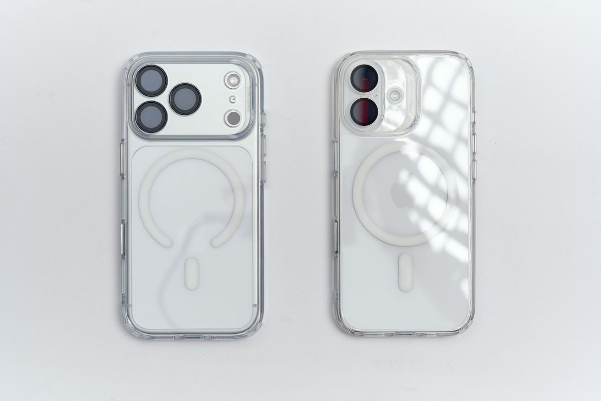 ESR Hybrid iPhone 17 Pro用ケースとESR Hybrid iPhone 17 Pro用ケースそれぞれにiPhoneを装着して並べている