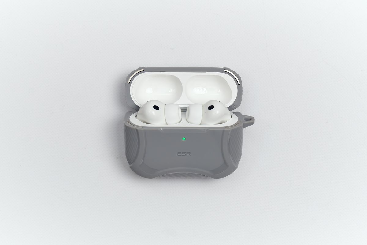 ESR Cyber フリックロック™マグネットケースにAirPods Pro 3を入れた