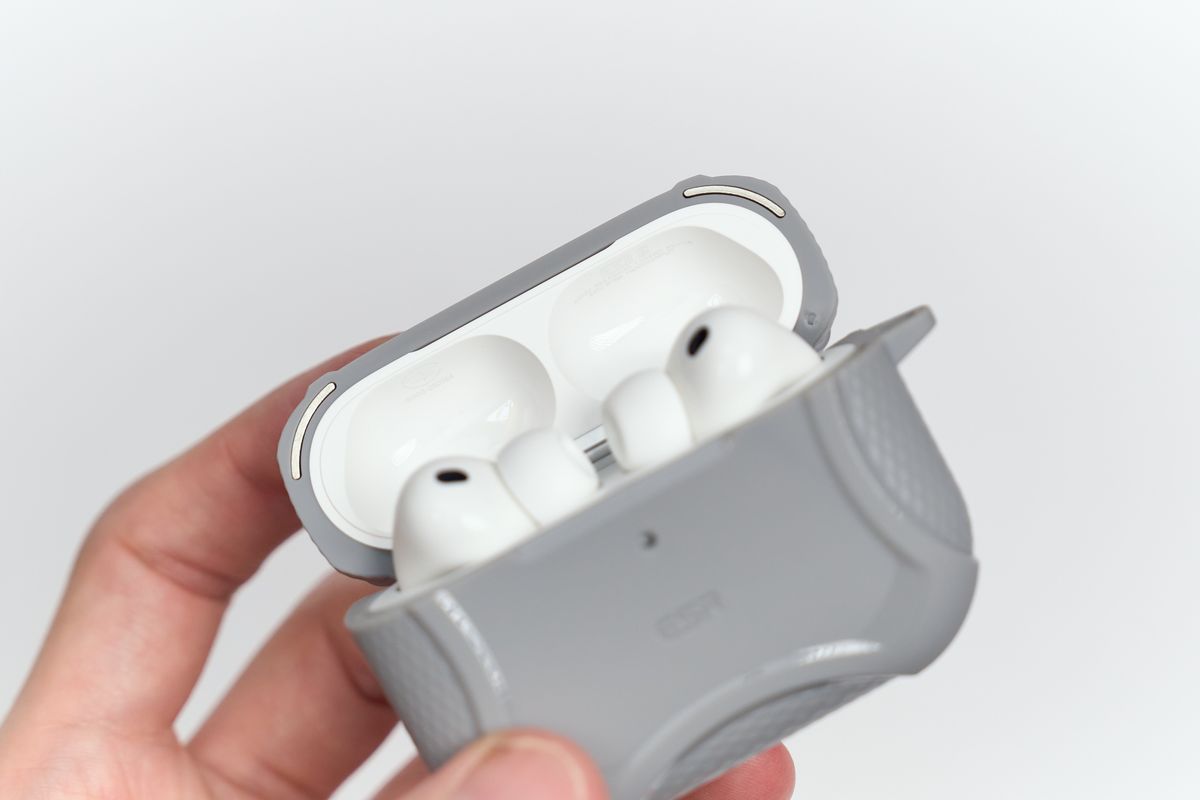 ESR Cyber フリックロック™マグネットケースに入れたAirPods Pro 3を開けている