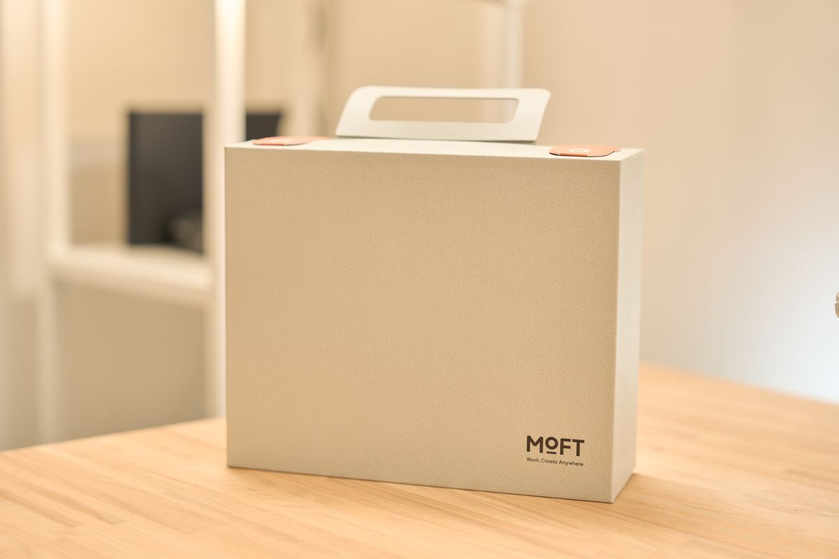 MOFT Snap Play Collectionの外箱をデスクに置いている