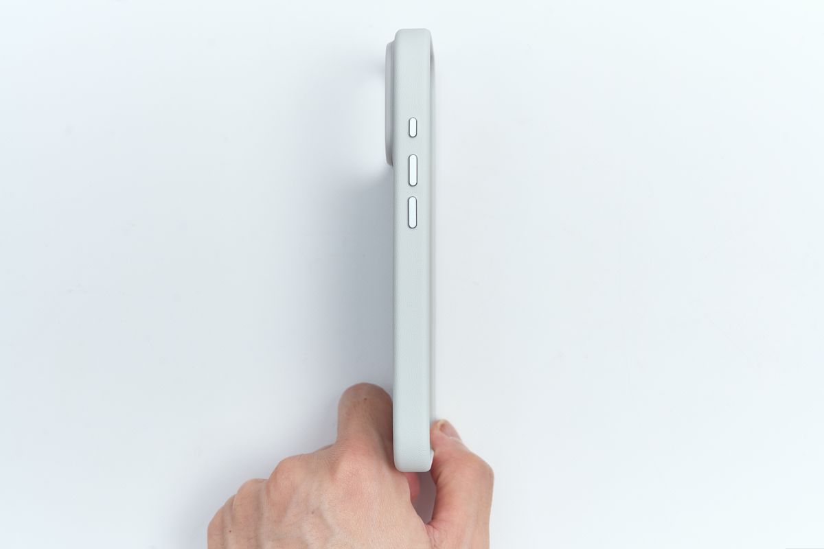 iPhone 17シリーズ対応 MOVAS™レザーケースの音量ボタンのある側面