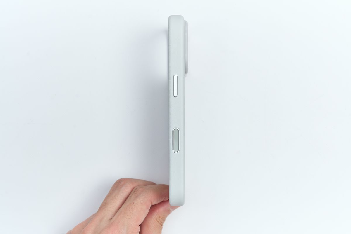 iPhone 17シリーズ対応 MOVAS™レザーケースの電源ボタンがある側面