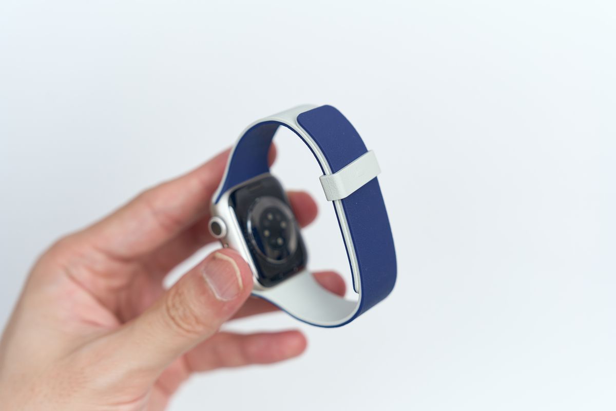 MOFT Apple Watch用マグネット式シリコンバンドにDバックルをつけている