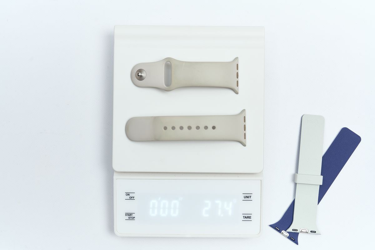 Apple Watchの純正バンドの重さを量っている