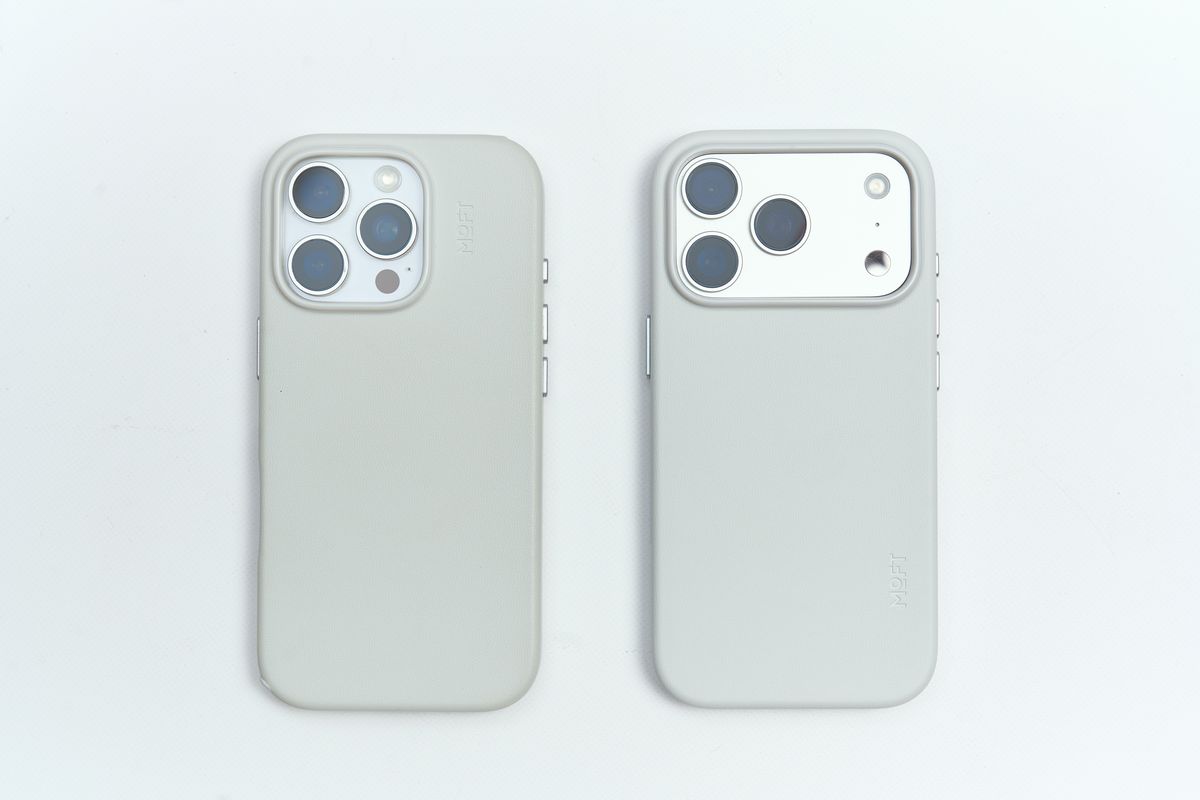 MOVASレザーケースを装着したiPhone 16 ProとiPhone 17 Proを並べると右の黄ばみが目立つ