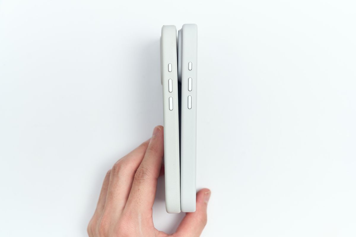 MOVASレザーケースを装着したiPhone 16 ProとiPhone 17 Proの音量ボタンがある側面