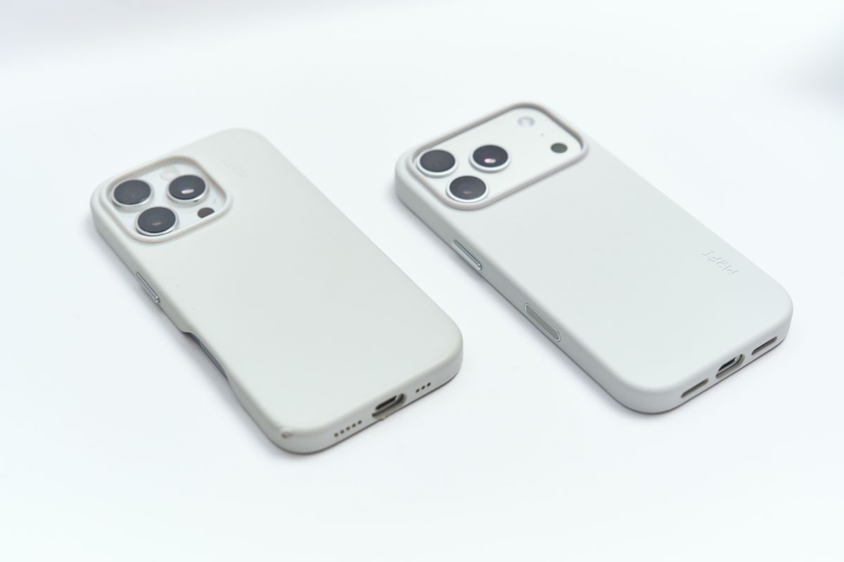 MOVASレザーケースを装着したiPhone 16 ProとiPhone 17 Proを並べている