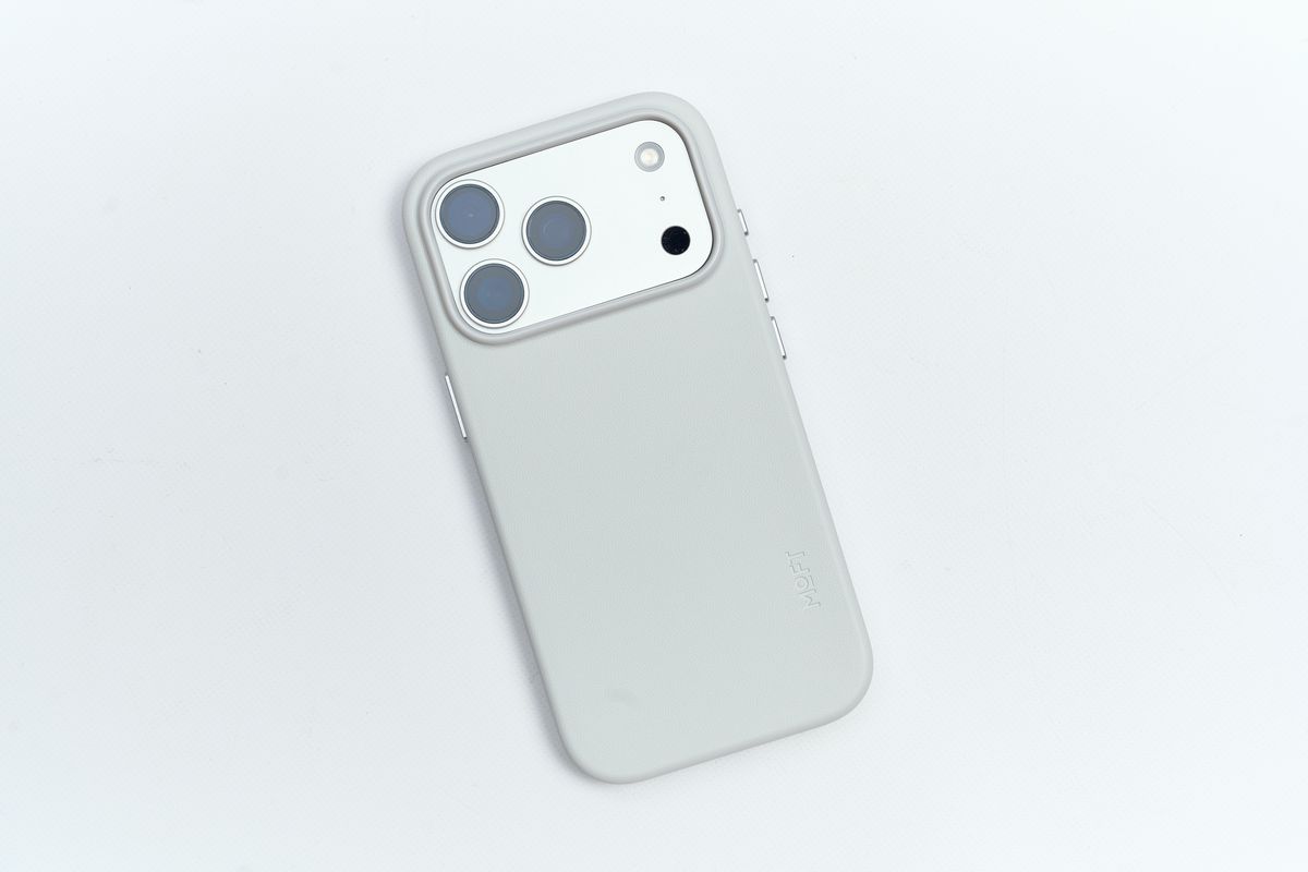 iPhone 17シリーズ対応 MOVAS™レザーケースにiPhoneを装着後の背面