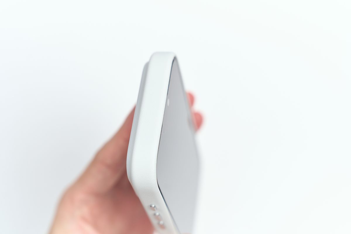 iPhone 17シリーズ対応 MOVAS™レザーケースをiPhoneに装着