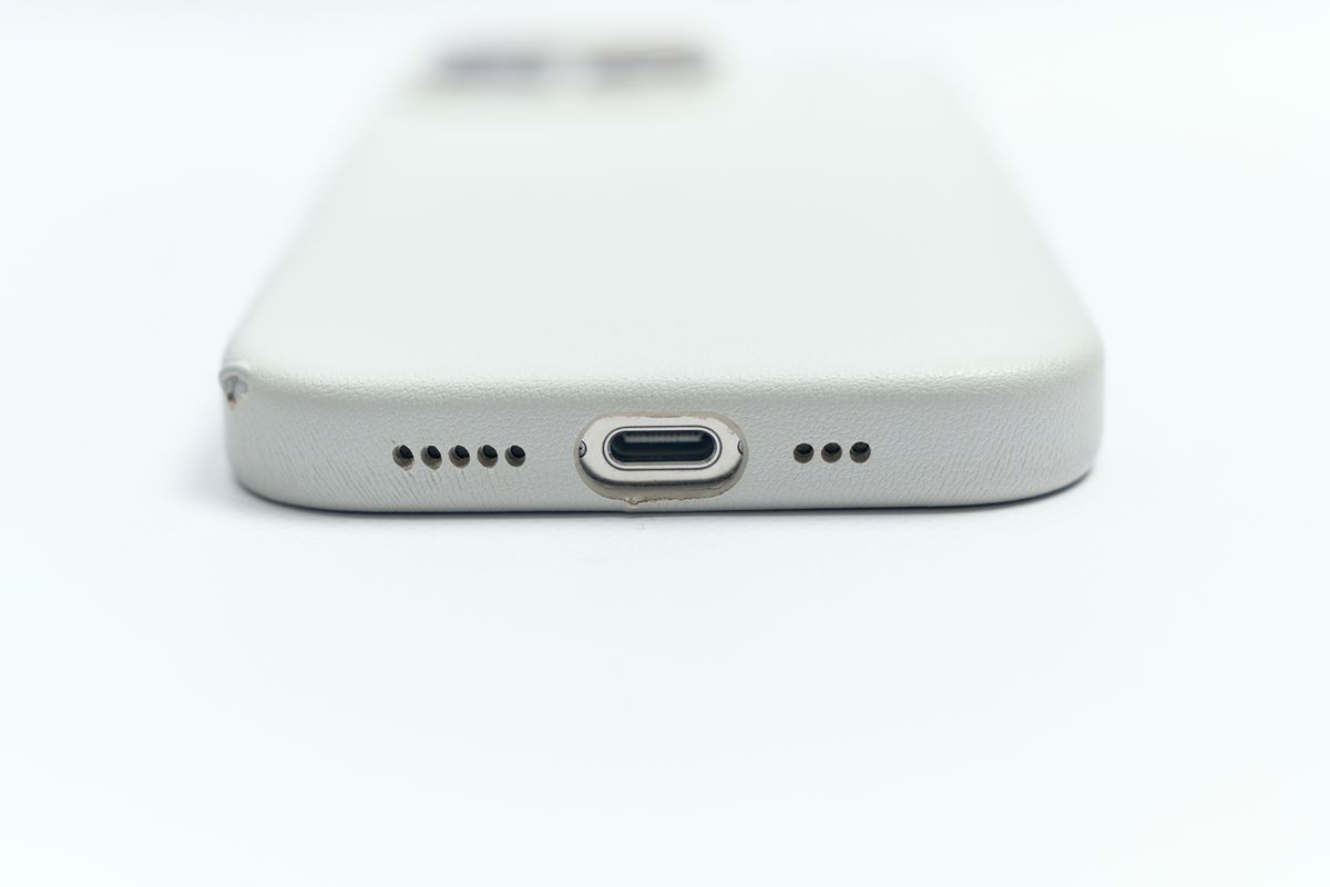 iPhone 16 Proに装着していたMOVASレザーケースのポート部分