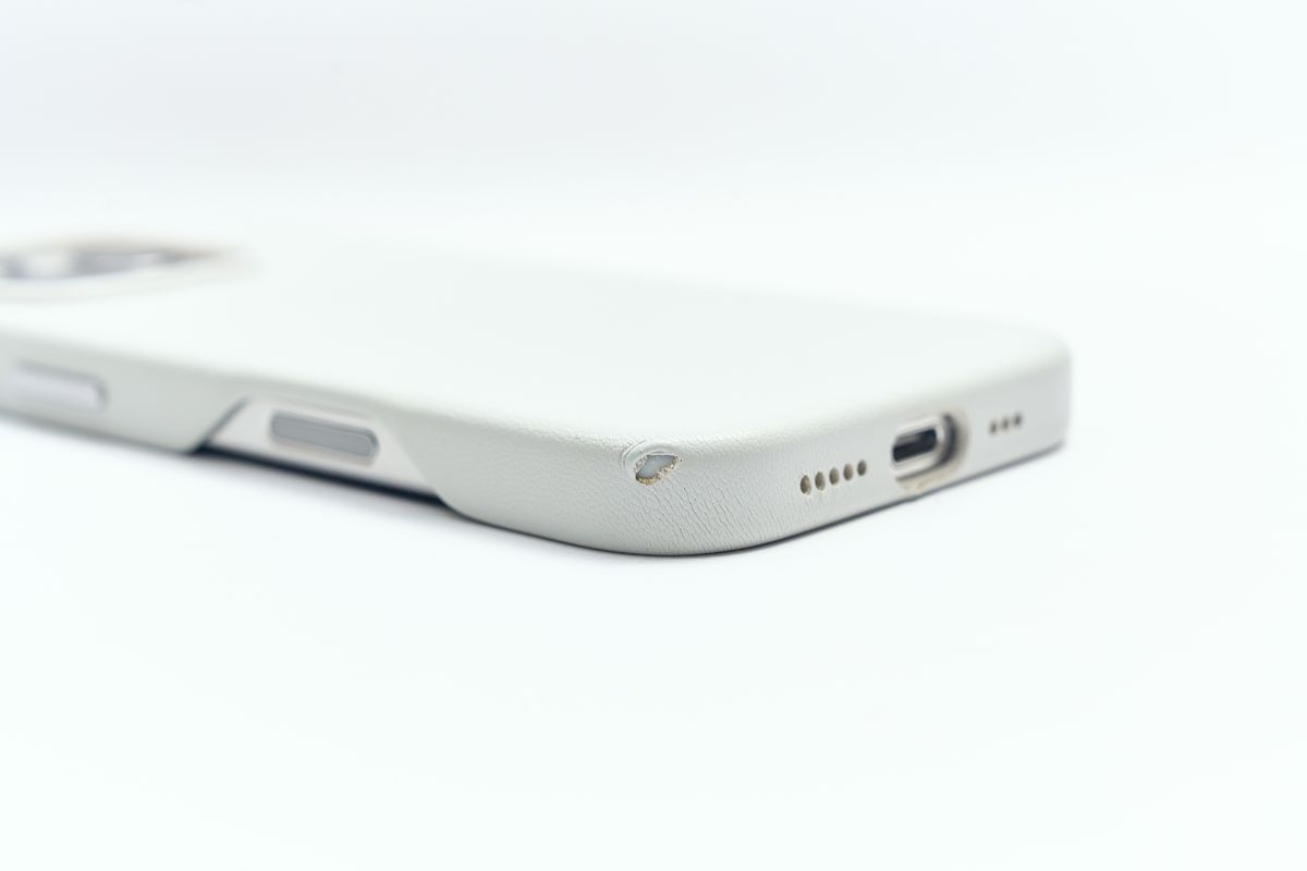 iPhone 16 Proに装着していたMOVASレザーケースの破損部分