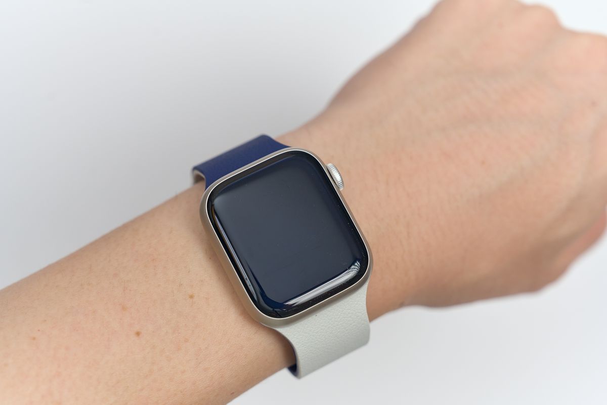 MOFT Apple Watch用マグネット式シリコンバンドを腕に装着してApple Watchを見せている