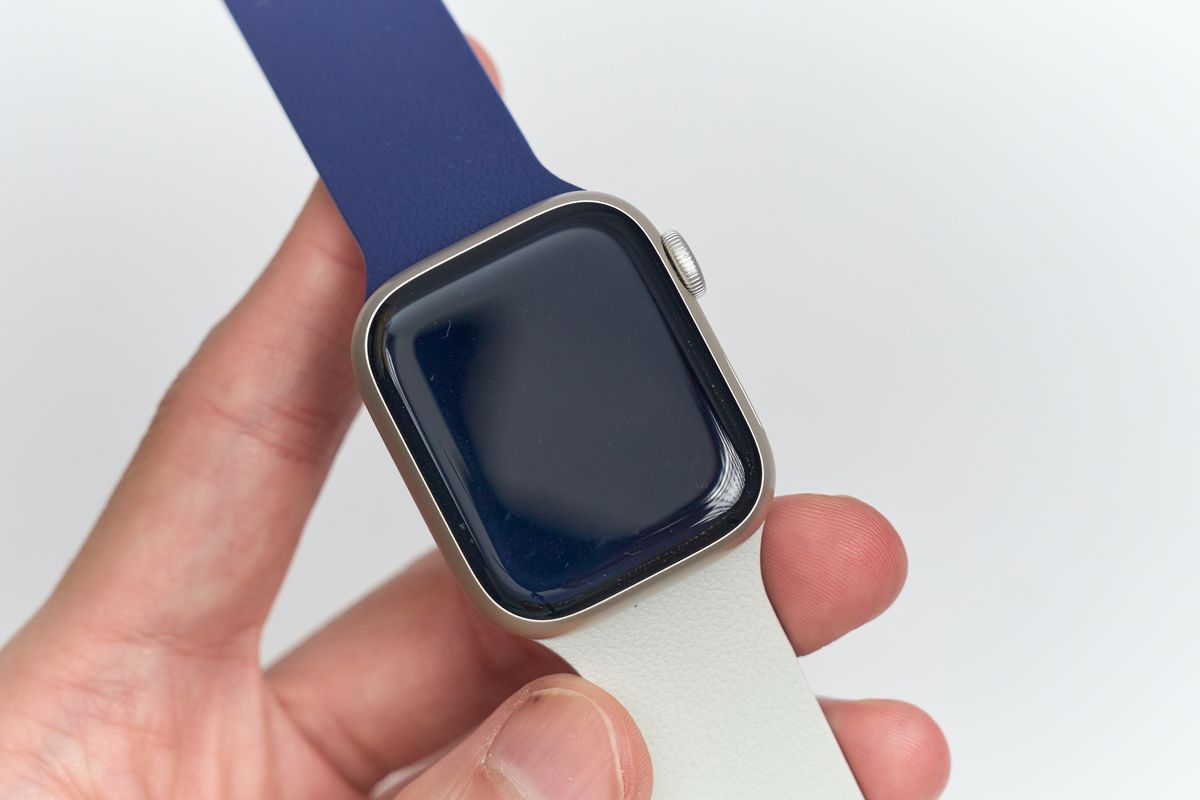 MOFT Apple Watch用マグネット式シリコンバンドをリバーシブルでApple Watcに装着している