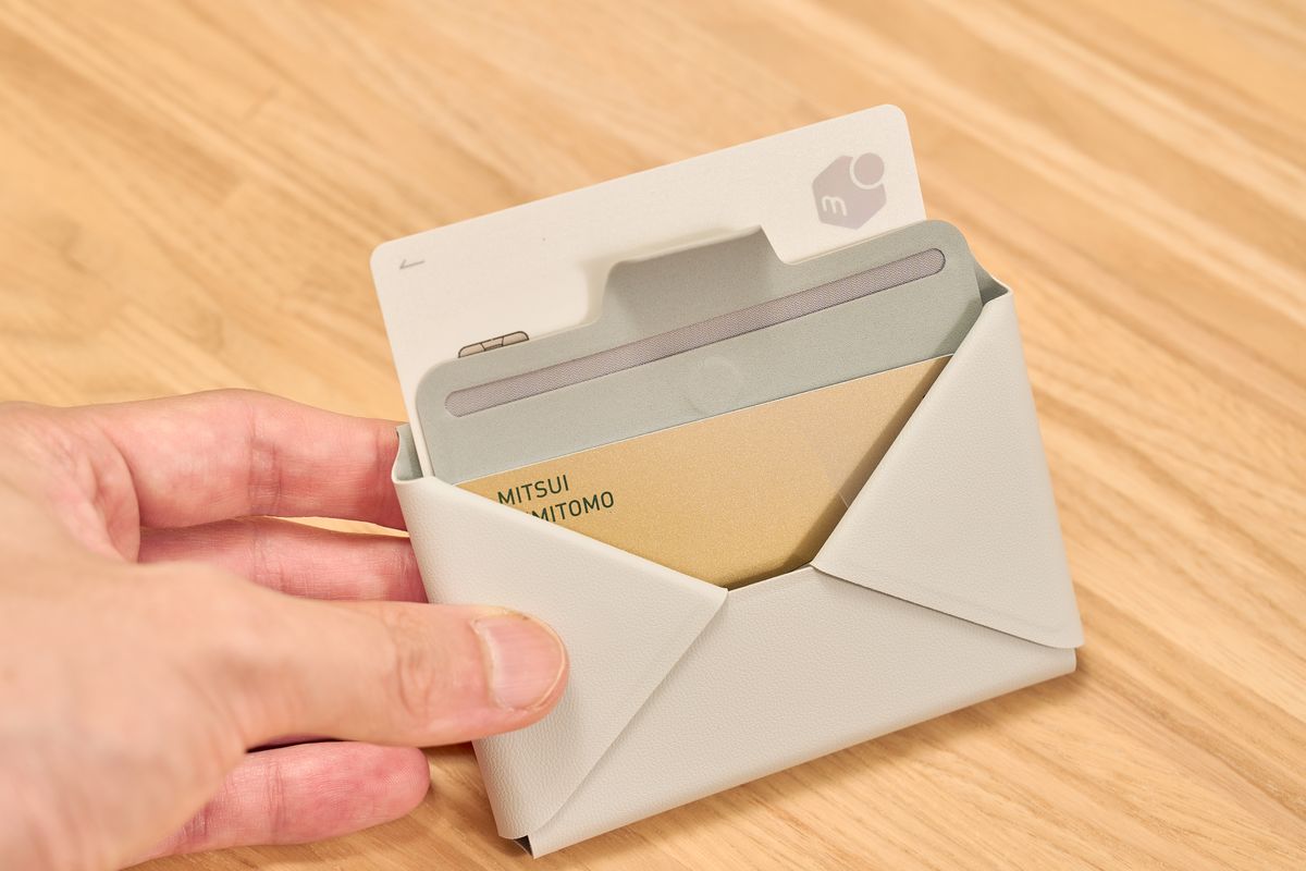 MOFT 多機能カードケース＆スタンドにカードを収納した
