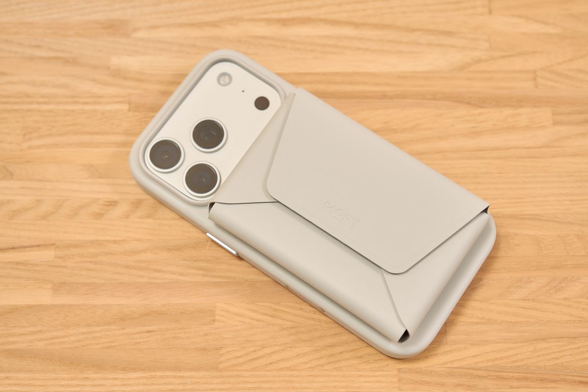 MOFT 多機能カードケース＆スタンドをiPhoneに装着した