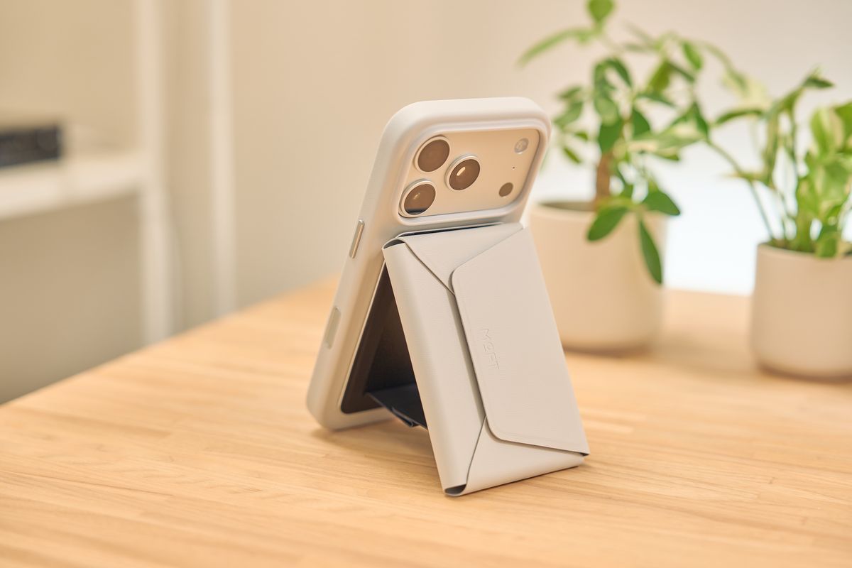 MOFT 多機能カードケース＆スタンドをスタンドとして使用している