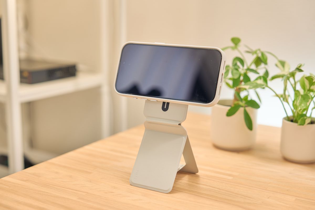 MOFT 8-in-1多機能スタンドにiPhoneを取り付けスタンドとして使用している