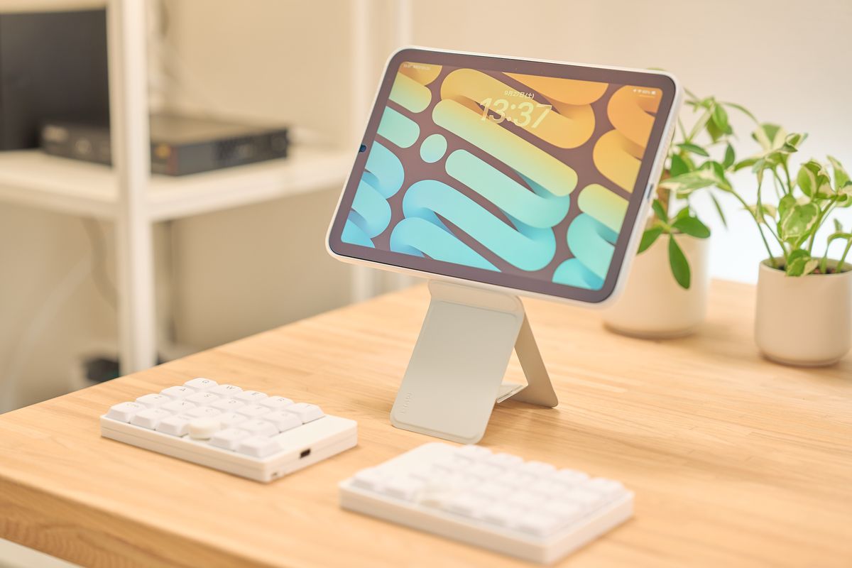 MOFT 8-in-1多機能スタンドにiPad miniを取り付けスタンドとして使用している