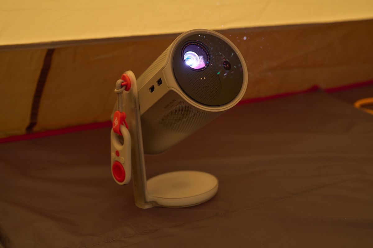 Aladdin Poca Laserをキャンプのテントで使用している様子