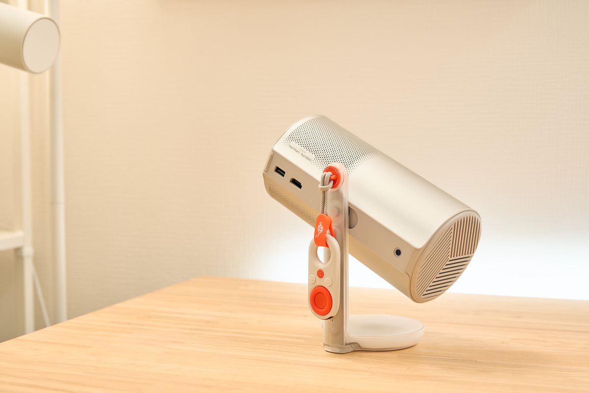 Aladdin Poca Laserをデスクに置いおている